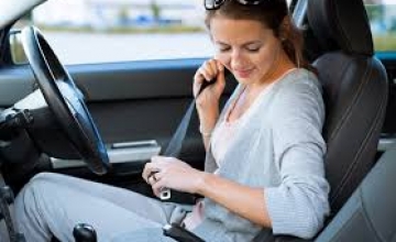 Cách thắt đai an toàn khi ngồi trên xe ô tô